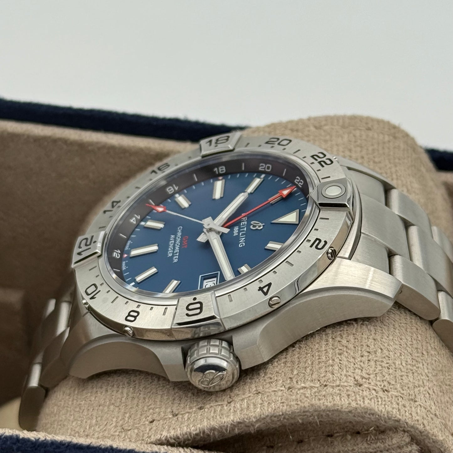 Avenger 44 GMT